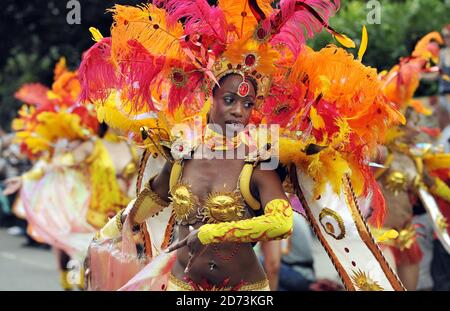 Nachtschwärmer folgen am Montag der dreitägigen Straßenparty im Nordwesten Londons den Festwagen am Notting Hill Carnival. Stockfoto