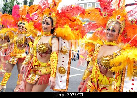 Nachtschwärmer folgen am Montag der dreitägigen Straßenparty im Nordwesten Londons den Festwagen am Notting Hill Carnival. Stockfoto