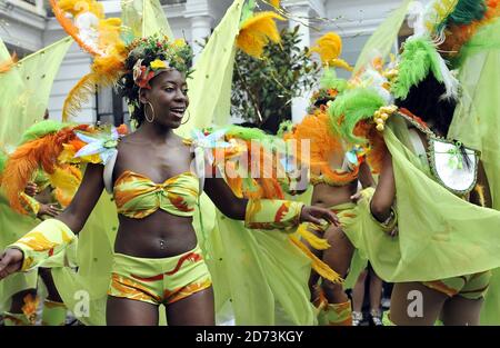 Nachtschwärmer folgen am Montag der dreitägigen Straßenparty im Nordwesten Londons den Festwagen am Notting Hill Carnival. Stockfoto