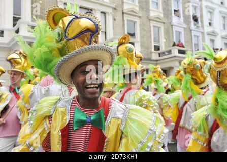 Nachtschwärmer folgen am Montag der dreitägigen Straßenparty im Nordwesten Londons den Festwagen am Notting Hill Carnival. Stockfoto