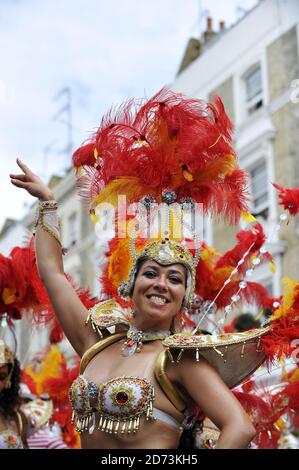 Nachtschwärmer folgen am Montag der dreitägigen Straßenparty im Nordwesten Londons den Festwagen am Notting Hill Carnival. Stockfoto