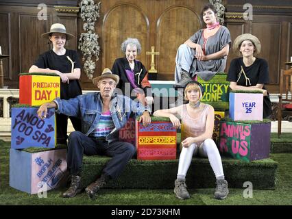 (l-r) Rosamund Hine, Roger Lloyd Pack, Margaret Atwood, Lucy Briggs-Owen, Diana Quick und Daisy Marsden treten bei einer Fotowand auf, um das Jahr der Flut zu fördern, eine Buchpräsentation und eine dramatische Präsentation ihres Romans, die in der St. James's Church im Zentrum von London stattfindet. Stockfoto