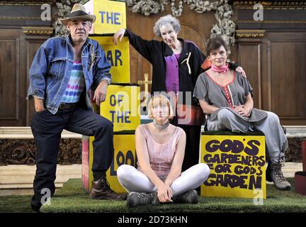 (l-r) Roger Lloyd Pack, Lucy Briggs-Owen, Margaret Atwood und Diana Quick treten bei einer Fotowand auf, um das Jahr der Sintflut-Ereignis zu promoten, einer Buchpräsentation und einer dramatischen Präsentation ihres Romans, die in der St. James's Church im Zentrum Londons stattfindet. Stockfoto