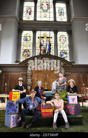 (l-r) Rosamund Hine, Roger Lloyd Pack, Margaret Atwood, Lucy Briggs-Owen, Diana Quick und Daisy Marsden treten bei einer Fotowand auf, um das Jahr der Flut zu fördern, eine Buchpräsentation und eine dramatische Präsentation ihres Romans, die in der St. James's Church im Zentrum von London stattfindet. Stockfoto