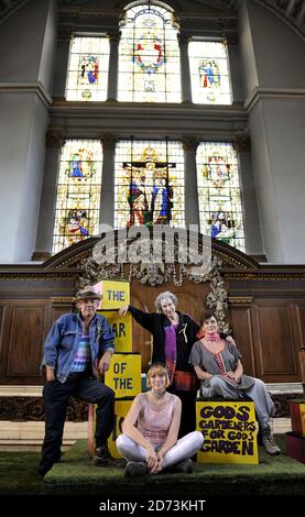 (l-r) Roger Lloyd Pack, Lucy Briggs-Owen, Margaret Atwood und Diana Quick treten bei einer Fotowand auf, um das Jahr der Sintflut-Ereignis zu promoten, einer Buchpräsentation und einer dramatischen Präsentation ihres Romans, die in der St. James's Church im Zentrum Londons stattfindet. Stockfoto