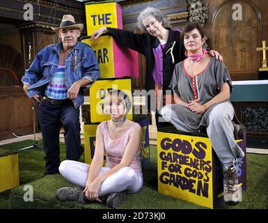 (l-r) Roger Lloyd Pack, Lucy Briggs-Owen, Margaret Atwood und Diana Quick treten bei einer Fotowand auf, um das Jahr der Sintflut-Ereignis zu promoten, einer Buchpräsentation und einer dramatischen Präsentation ihres Romans, die in der St. James's Church im Zentrum Londons stattfindet. Stockfoto