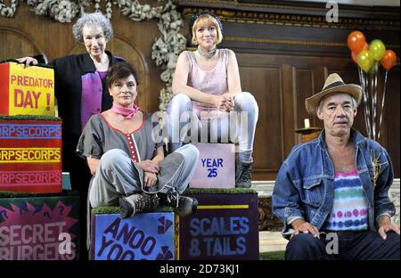 (l-r) Margaret Atwood, Diana Quick, Lucy Briggs-Owen und Roger Lloyd Pack treten bei einer Fotowand auf, um das Jahr der Flut zu fördern, eine Buchpräsentation und eine dramatische Präsentation ihres Romans, die in der St. James's Church im Zentrum von London stattfindet. Stockfoto