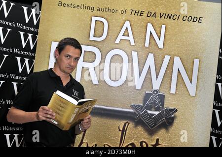 Jon Howells, Mitarbeiter von Waterstone, mit Dan Browns neuestem Buch The Lost Symbol in ihrem Piccadilly-Laden in London. Howells wird die erste Person in Großbritannien sein, die das Buch liest und es über Nacht liest, bevor es morgen früh um 7 Uhr in den Verkauf geht. Bilddatum: 14. September 2009. Stockfoto