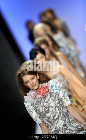 Models auf dem Laufsteg auf der Betty Jackson Laufsteg Show während der 25. London Fashion Week im Somerset House im Zentrum von London. Stockfoto