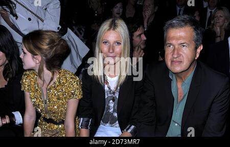 Emma Watson, Gwyneth Paltrow und Mario Testino nahmen an der Burberry Fashion Show Teil, die im Rahmen der London Fashion Week am Chelsea College of Art and Design im Zentrum von London stattfand. Stockfoto