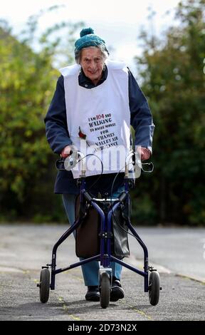 Die 104-jährige Ruth Saunders in Newbury, Berkshire, läuft einen Marathon, um Geld für Thames Valley Air Ambulance zu sammeln. Ruth, die über 8,000 GBP gesammelt hat, machte sich ursprünglich auf den Weg, 104 Runden ihres Blocks zu laufen, um ihrem Alter, einer Strecke von etwa 21 Meilen, zu entsprechen, entschied sich aber, ihr Ziel auf einen vollen Marathon (26.2 Meilen) auszudehnen, nachdem sie von ihrer Familie ermutigt wurde. Stockfoto