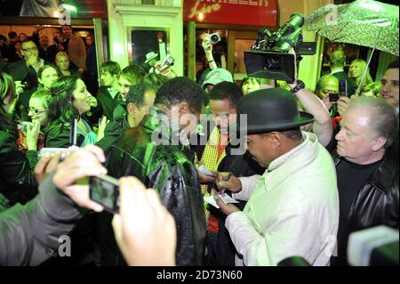 Jackie, Marlon und Tito Jackson kommen im Lyric Theatre im Zentrum von London an, um eine Aufführung des Musicals Thriller zu besuchen, der auf Michael Jacksons Leben basiert. Stockfoto