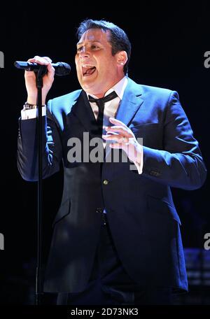 Tony Hadley vom Spandau Ballet tritt live in der O2 Arena in London auf Stockfoto