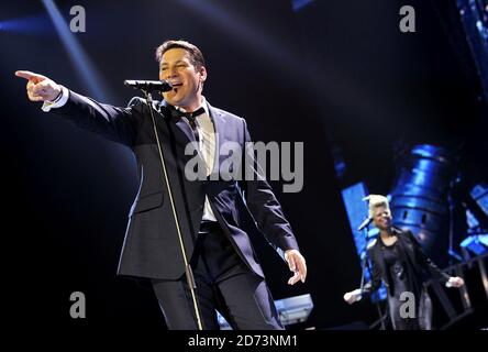 Tony Hadley vom Spandau Ballet tritt live in der O2 Arena in London auf Stockfoto