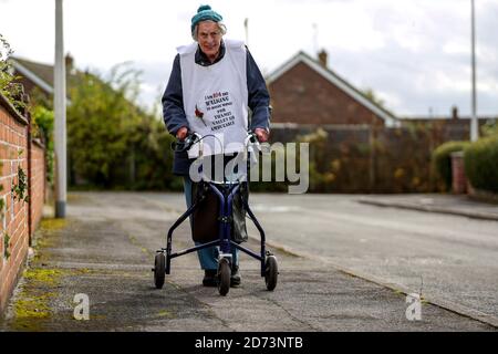 Die 104-jährige Ruth Saunders in Newbury, Berkshire, läuft einen Marathon, um Geld für Thames Valley Air Ambulance zu sammeln. Ruth, die über 8,000 GBP gesammelt hat, machte sich ursprünglich auf den Weg, 104 Runden ihres Blocks zu laufen, um ihrem Alter, einer Strecke von etwa 21 Meilen, zu entsprechen, entschied sich aber, ihr Ziel auf einen vollen Marathon (26.2 Meilen) auszudehnen, nachdem sie von ihrer Familie ermutigt wurde. Stockfoto