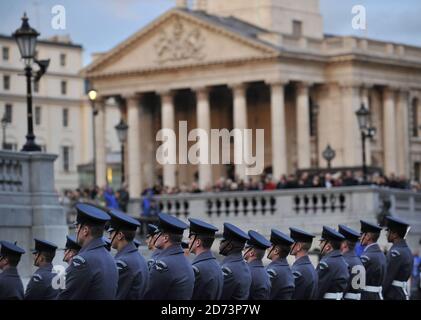 Soldaten sehen sich an, als eine Statue von Sir Keith Park von Veteranen des zweiten Weltkrieges und Verwandten von Sir Keith Park auf dem Trafalgar Square im Zentrum von London enthüllt wird. Stockfoto