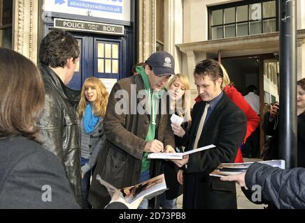 David Tennant signiert Autogramme für Fans außerhalb der Absolute Radio Studios im Zentrum von London, wo er O'Connell's Frühstücksshow mitmoderiert. Stockfoto