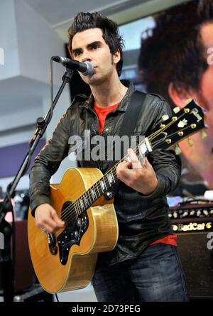 Kelly Jones von der Stereophonics tritt live im HMV in der Oxford Street im Zentrum Londons auf. Stockfoto