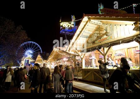 Allgemeine Ansicht der Gäste, die an der VIP-Eröffnung von Winter Wonderland im Hyde Park im Zentrum von London teilnehmen. Stockfoto