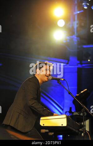 Roy Stride von Scouting for Girls tritt im Rahmen der Mencap Little Noise Sessions 2009 live in der Union Chapel im Norden Londons auf. Stockfoto