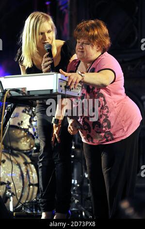 Jo Whiley und Schwester Frances stellen Newton Faulkner im Rahmen der Mencap Little Noise Sessions 2009 in der Union Chapel im Norden Londons vor. Stockfoto