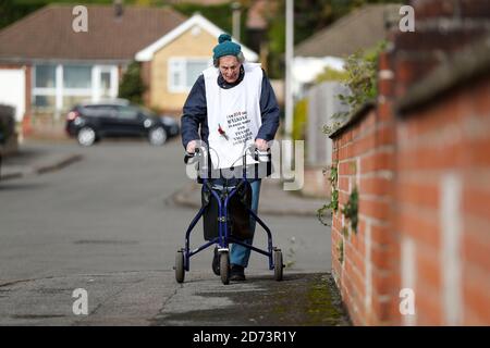 Die 104-jährige Ruth Saunders in Newbury, Berkshire, läuft einen Marathon, um Geld für Thames Valley Air Ambulance zu sammeln. Ruth, die über 8,000 GBP gesammelt hat, machte sich ursprünglich auf den Weg, 104 Runden ihres Blocks zu laufen, um ihrem Alter, einer Strecke von etwa 21 Meilen, zu entsprechen, entschied sich aber, ihr Ziel auf einen vollen Marathon (26.2 Meilen) auszudehnen, nachdem sie von ihrer Familie ermutigt wurde. Stockfoto