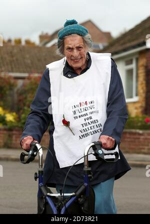 Die 104-jährige Ruth Saunders in Newbury, Berkshire, läuft einen Marathon, um Geld für Thames Valley Air Ambulance zu sammeln. Ruth, die über 8,000 GBP gesammelt hat, machte sich ursprünglich auf den Weg, 104 Runden ihres Blocks zu laufen, um ihrem Alter, einer Strecke von etwa 21 Meilen, zu entsprechen, entschied sich aber, ihr Ziel auf einen vollen Marathon (26.2 Meilen) auszudehnen, nachdem sie von ihrer Familie ermutigt wurde. Stockfoto