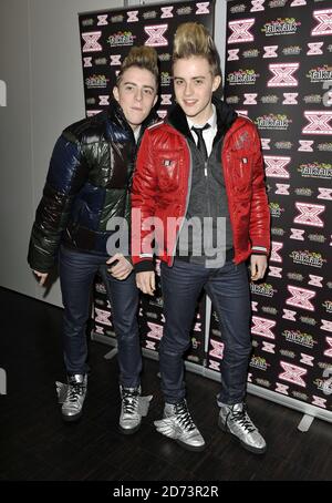 John und Edward treten seitdem zum ersten Mal formell öffentlich auf Erste gebootet aus der X Factor Show letzte Woche und Auftreten im TalkTalk Head Office in West London Stockfoto