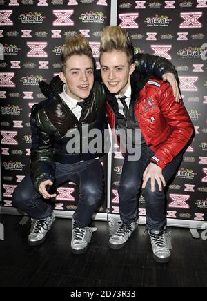 John und Edward treten seitdem zum ersten Mal formell öffentlich auf Erste gebootet aus der X Factor Show letzte Woche und Auftreten im TalkTalk Head Office in West London Stockfoto