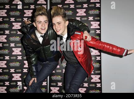 John und Edward treten seitdem zum ersten Mal formell öffentlich auf Erste gebootet aus der X Factor Show letzte Woche und Auftreten im TalkTalk Head Office in West London Stockfoto