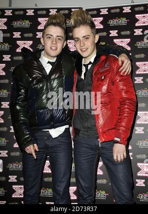 John und Edward treten seitdem zum ersten Mal formell öffentlich auf Erste gebootet aus der X Factor Show letzte Woche und Auftreten im TalkTalk Head Office in West London Stockfoto