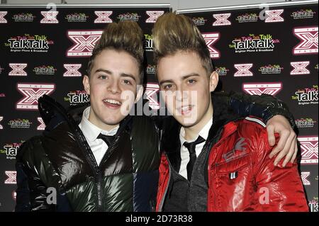 John und Edward treten seitdem zum ersten Mal formell öffentlich auf Erste gebootet aus der X Factor Show letzte Woche und Auftreten im TalkTalk Head Office in West London Stockfoto