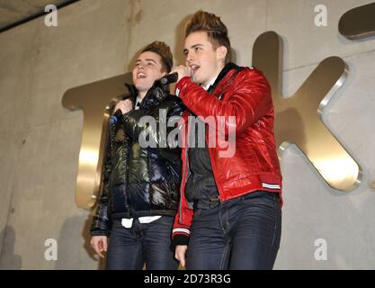 John und Edward treten seitdem zum ersten Mal formell öffentlich auf Erste gebootet aus der X Factor Show letzte Woche und Auftreten im TalkTalk Head Office in West London Stockfoto