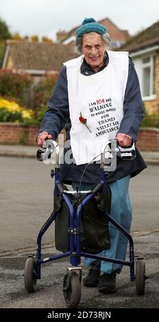 Die 104-jährige Ruth Saunders in Newbury, Berkshire, läuft einen Marathon, um Geld für Thames Valley Air Ambulance zu sammeln. Ruth, die über 8,000 GBP gesammelt hat, machte sich ursprünglich auf den Weg, 104 Runden ihres Blocks zu laufen, um ihrem Alter, einer Strecke von etwa 21 Meilen, zu entsprechen, entschied sich aber, ihr Ziel auf einen vollen Marathon (26.2 Meilen) auszudehnen, nachdem sie von ihrer Familie ermutigt wurde. Stockfoto