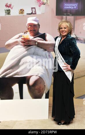 40+ schlanker des Jahres Bridie Coulter, 47, von Co. Antrim posiert für Fotos bei den Rosemary Conley Diet and Fitness Magazine Slimmer of the Year Awards 2010, die im Marriott County Hall Hotel im Zentrum von London veranstaltet werden. Stockfoto
