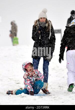 Jamie Olivers Frau Jools Oliver und ihre Tochter Daisy fahren auf dem Parliament Hill im Zentrum von London, als ein kalter Schnapper Großbritannien trifft. Stockfoto