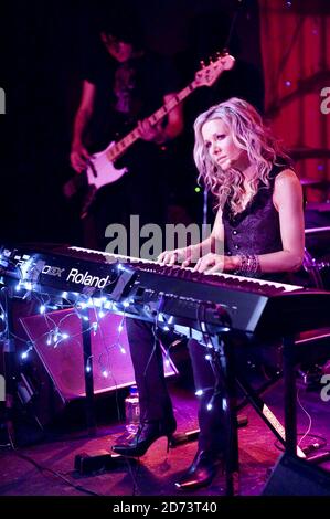 Danielle Spencer spielt live in einem Showcase ihres neuesten Albums, im Nachtclub von Madame JoJo im Zentrum von London. Stockfoto