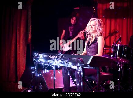 Danielle Spencer spielt live in einem Showcase ihres neuesten Albums, im Nachtclub von Madame JoJo im Zentrum von London. Stockfoto