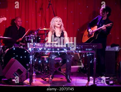 Danielle Spencer spielt live in einem Showcase ihres neuesten Albums, im Nachtclub von Madame JoJo im Zentrum von London. Stockfoto