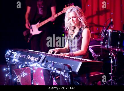 Danielle Spencer spielt live in einem Showcase ihres neuesten Albums, im Nachtclub von Madame JoJo im Zentrum von London. Stockfoto