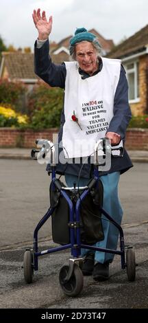 Die 104-jährige Ruth Saunders in Newbury, Berkshire, läuft einen Marathon, um Geld für Thames Valley Air Ambulance zu sammeln. Ruth, die über 8,000 GBP gesammelt hat, machte sich ursprünglich auf den Weg, 104 Runden ihres Blocks zu laufen, um ihrem Alter, einer Strecke von etwa 21 Meilen, zu entsprechen, entschied sich aber, ihr Ziel auf einen vollen Marathon (26.2 Meilen) auszudehnen, nachdem sie von ihrer Familie ermutigt wurde. Stockfoto
