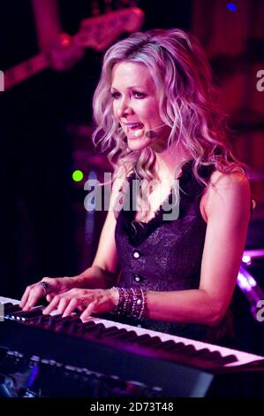 Danielle Spencer spielt live in einem Showcase ihres neuesten Albums, im Nachtclub von Madame JoJo im Zentrum von London. Stockfoto