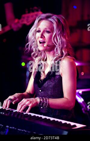 Danielle Spencer spielt live in einem Showcase ihres neuesten Albums, im Nachtclub von Madame JoJo im Zentrum von London. Stockfoto