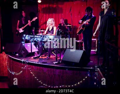 Danielle Spencer spielt live in einem Showcase ihres neuesten Albums, im Nachtclub von Madame JoJo im Zentrum von London. Stockfoto