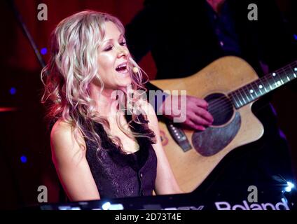 Danielle Spencer spielt live in einem Showcase ihres neuesten Albums, im Nachtclub von Madame JoJo im Zentrum von London. Stockfoto