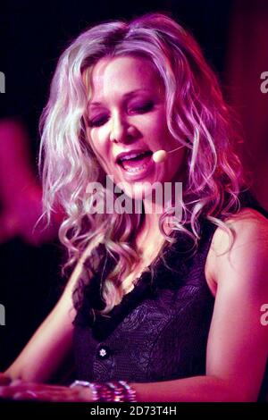 Danielle Spencer spielt live in einem Showcase ihres neuesten Albums, im Nachtclub von Madame JoJo im Zentrum von London. Stockfoto