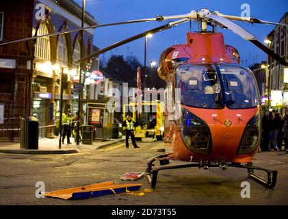 Die London Air Ambulance landet außerhalb der U-Bahnstation Tufnell Park im Norden Londons. Die Polizei am Tatort berichtete, dass eine Frau unter einen Zug am Bahnhof fiel und dringend ärztliche Hilfe benötigte. Stockfoto