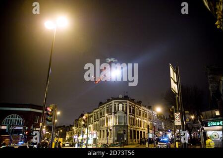 Der London Air Ambulance hebt vor der U-Bahnstation Tufnell Park im Norden Londons ab. Die Polizei am Tatort berichtete, dass eine Frau unter einen Zug am Bahnhof fiel und dringend ärztliche Hilfe benötigte. Stockfoto