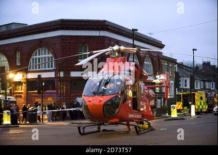 Die London Air Ambulance landet außerhalb der U-Bahnstation Tufnell Park im Norden Londons. Die Polizei am Tatort berichtete, dass eine Frau unter einen Zug am Bahnhof fiel und dringend ärztliche Hilfe benötigte. Stockfoto