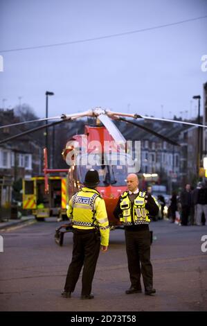 Die London Air Ambulance landet außerhalb der U-Bahnstation Tufnell Park im Norden Londons. Die Polizei am Tatort berichtete, dass eine Frau unter einen Zug am Bahnhof fiel und dringend ärztliche Hilfe benötigte. Stockfoto